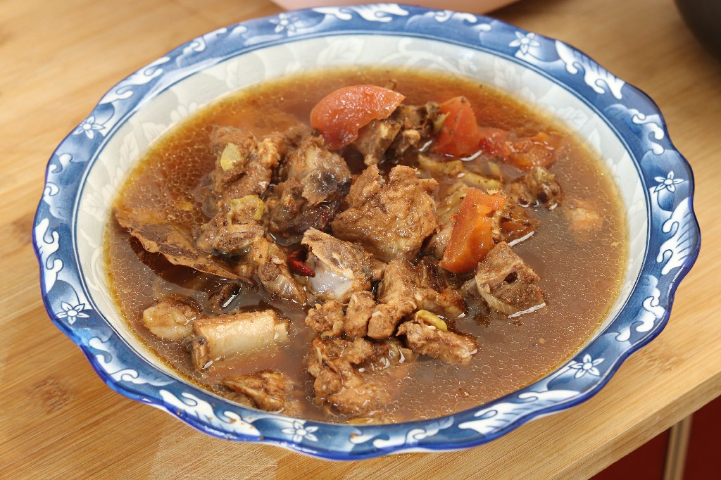 炖排骨切记不要先焯水,炖排骨时有人先焯水有人直接炖