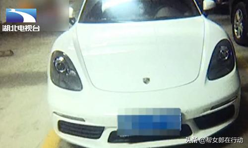 小区电梯常有异味,原来是时髦女子在内大小便,监控拍下全过程