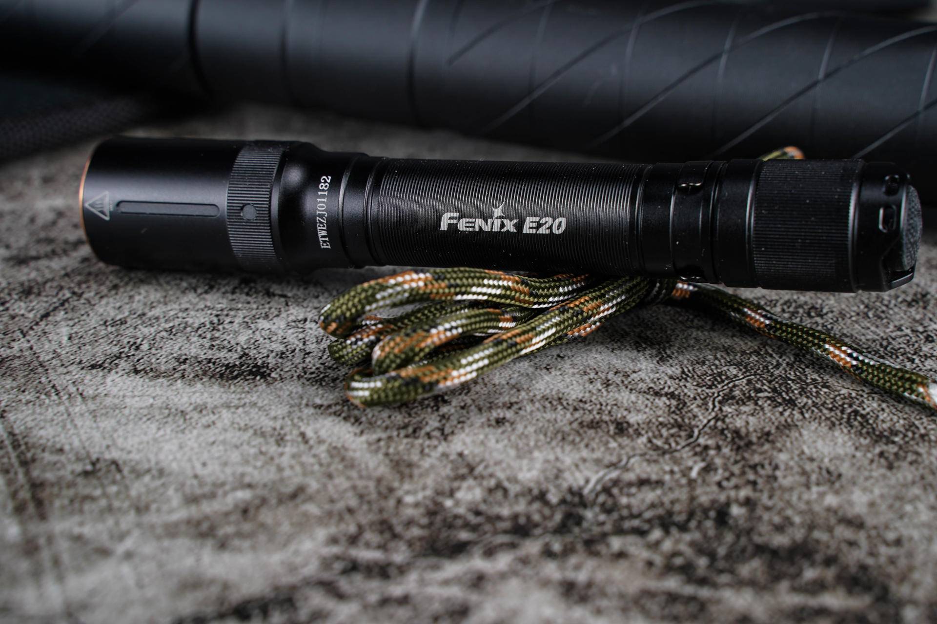 小巧便携，亮度高！体验菲尼克斯E20V2.0便携手电