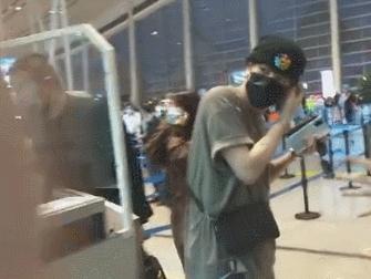 王嘉尔懒理丁太升粗鄙之语,冒雨参加活动,隔着口罩送飞吻引尖叫