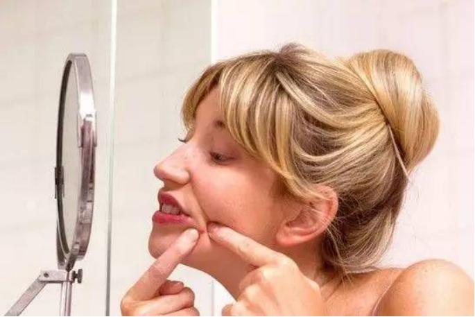 皮肤长斑长痘毛孔粗大的原因,皮肤毛孔粗大什么原因造成的