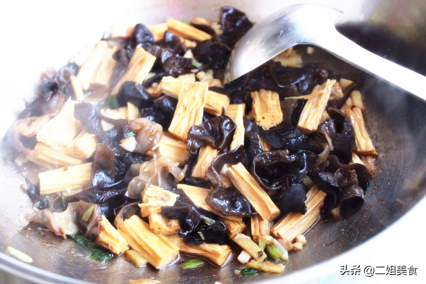 炒菜油到处飞溅怎么挡,炒菜油总是溅地上怎么办