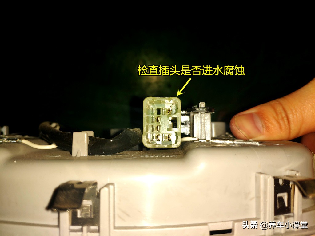 自己可以动手换车内顶灯吗,自己可以动手换顶灯吗