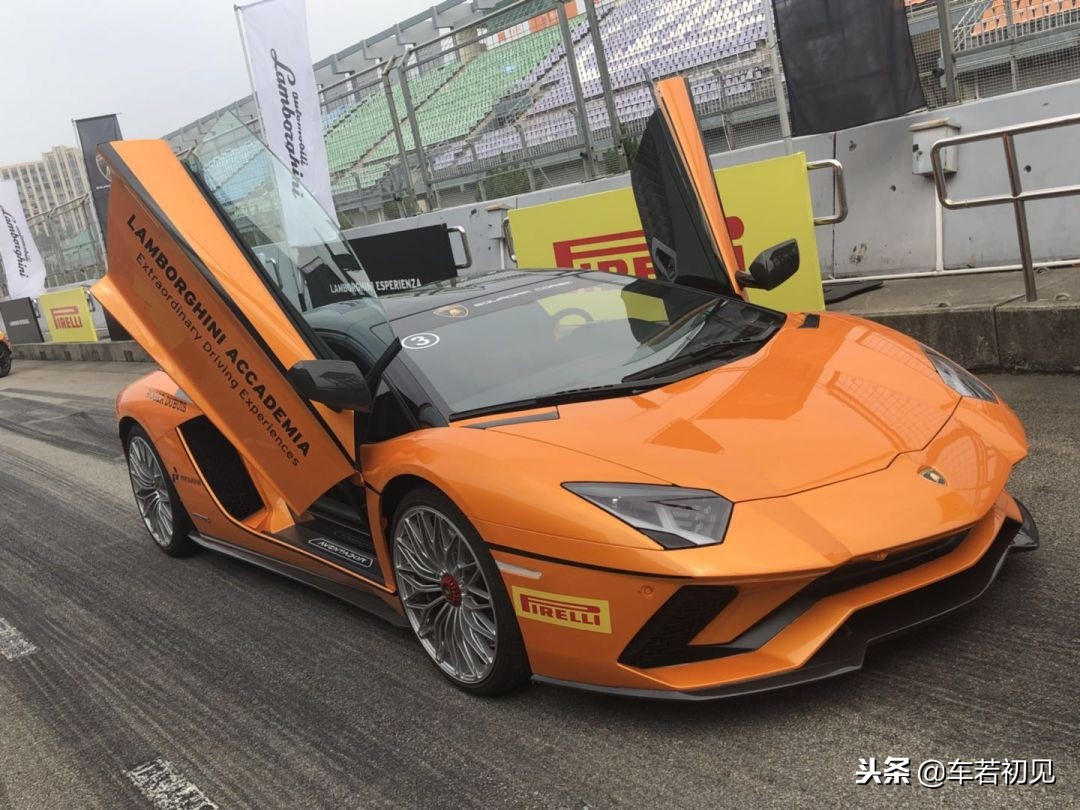 讲述放牛娃与蛮牛的完美邂逅，赛道试驾*博兰**基尼全系