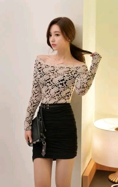 气质美女时尚潮流优雅知性甜美,黑白简约时尚风的长发飘飘美女