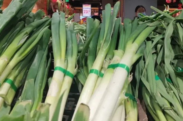 葱农年前囤的葱快烂了,如何是好?