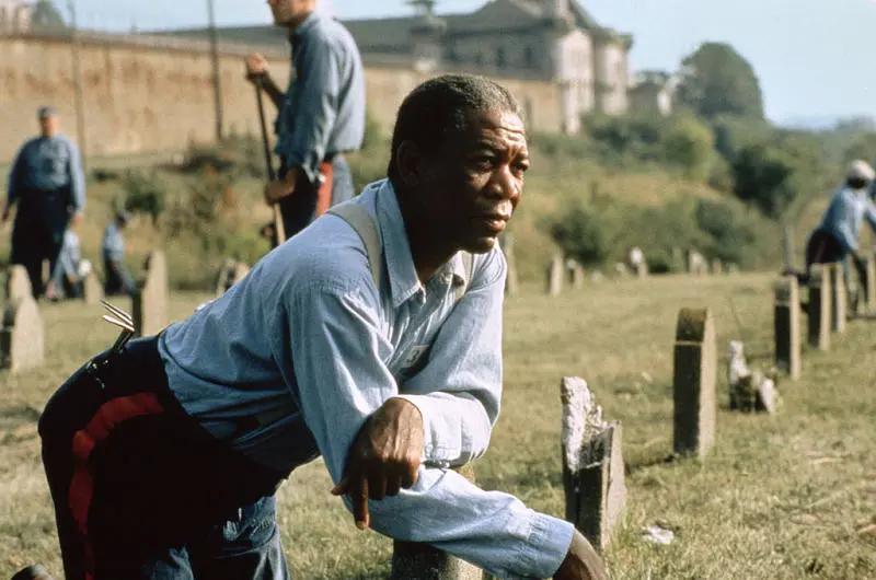 肖申克的监狱生活,肖申克的救赎监狱长贪污片段