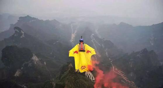 中国第一人翼装飞行视频,中国第一翼装飞行人在天门山试飞