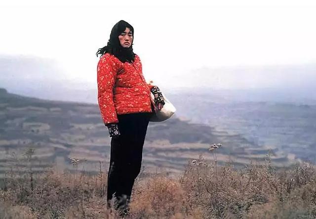 自毁形象,拿洗衣粉洗头,这样的巩俐,才能将村姑演的土得掉渣