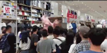 联名优衣库疯抢,优衣库疯抢体恤视频