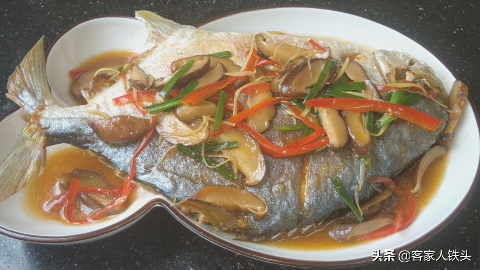 金鲳鱼加菜家常做法,香菇蒸金鲳鱼