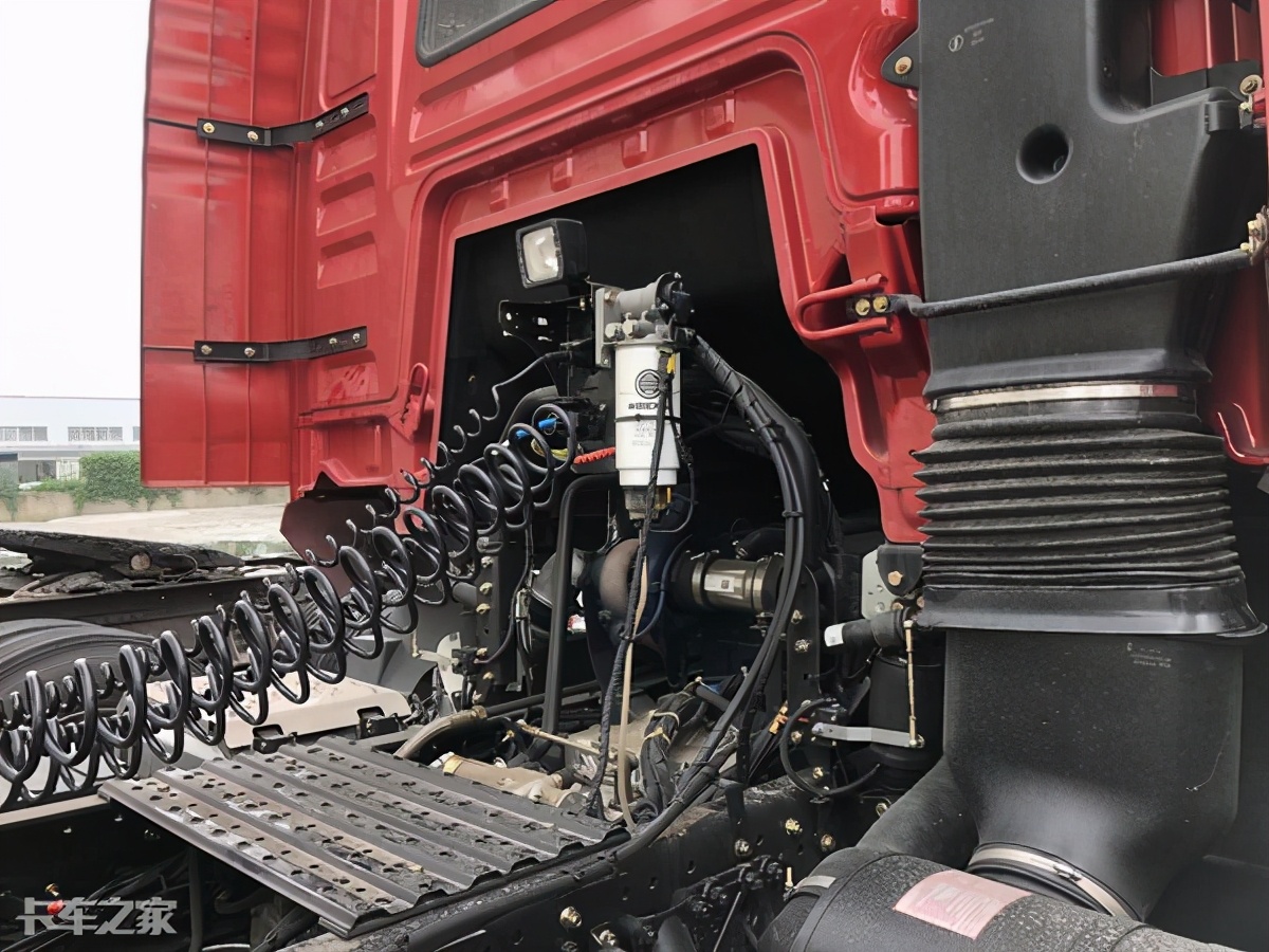 陕汽德龙新款m3000天然气车,德龙m3000牵引车拉大件