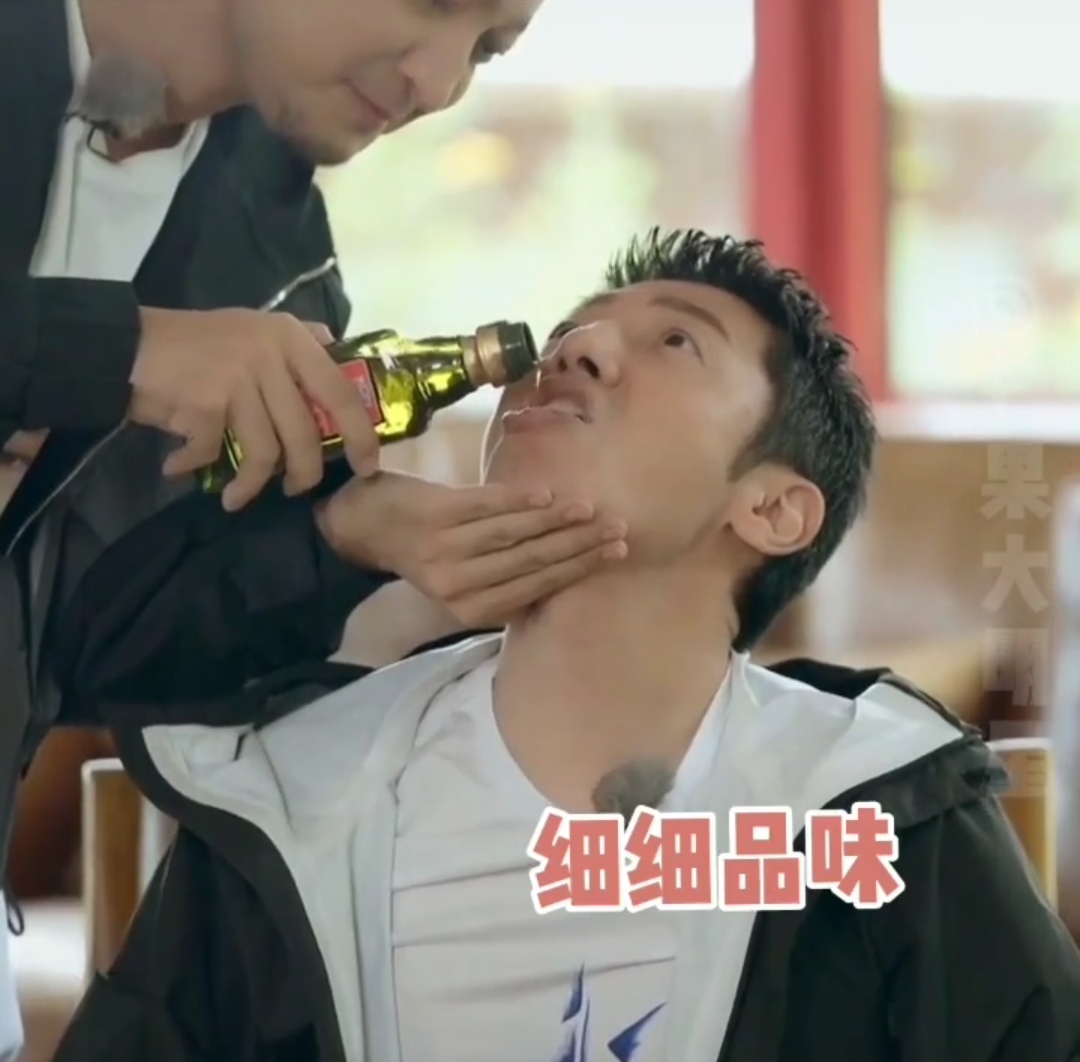 撒贝宁和小尼拍的一个视频,撒贝宁被小尼吐槽吃相难看抢着吃