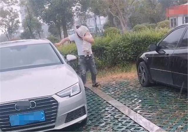 又火了一个不靠谱爸爸：用3岁女儿挡雨，真是“父爱如山体滑坡”