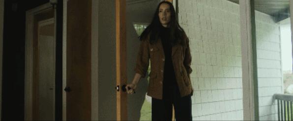 丈夫离奇自杀,竟化作鬼魂留在家中?看一眼镜子,没那么简单……