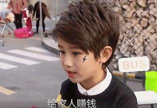 三岁男孩遭亲妈狠踢,3岁孩子被妈妈狠踢现场