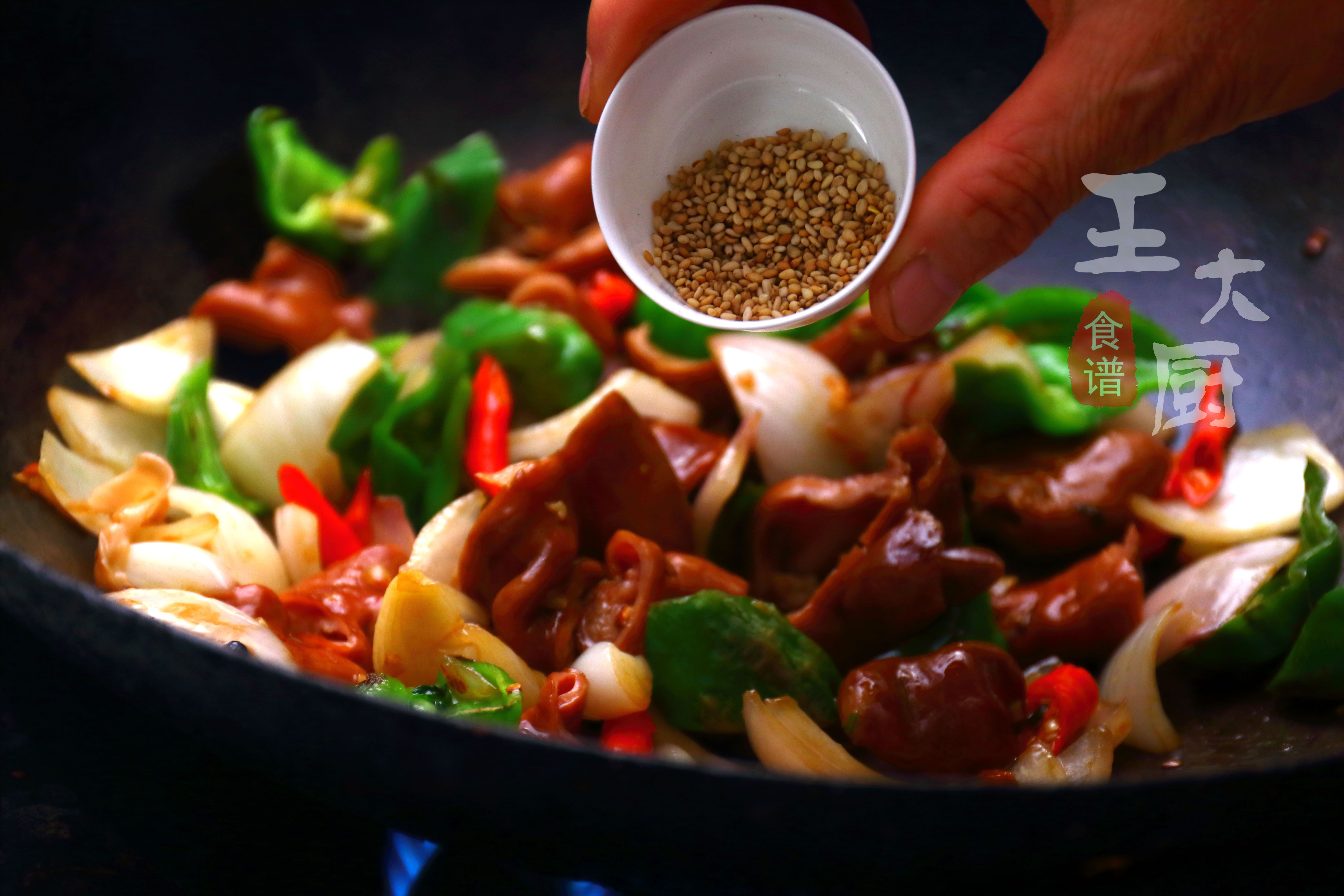 干锅肥肠的家常做法,香辣爽口,肥而不腻,超下饭,家人都爱吃