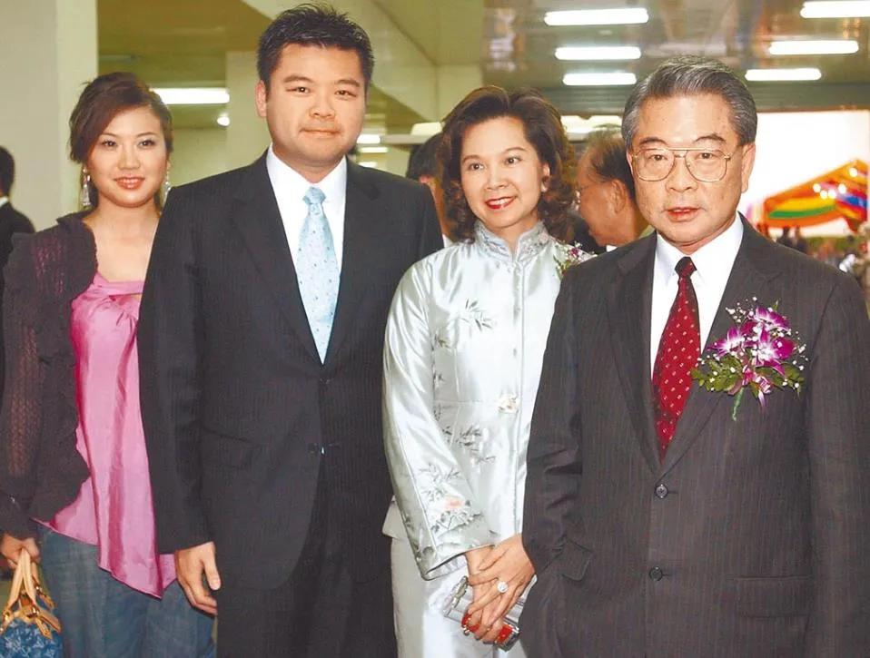 台湾工商大佬许胜雄的47岁独子接班,先到40年电源老厂挑大梁