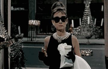 奥黛丽赫本:绝世容颜背后的秘密!