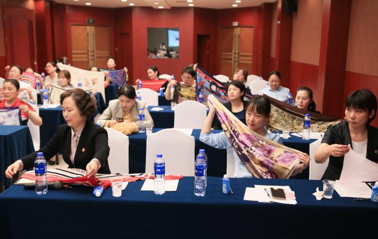 南京天丰大酒店开展“智慧女性,智慧妈妈,七彩生活”专题讲座活动