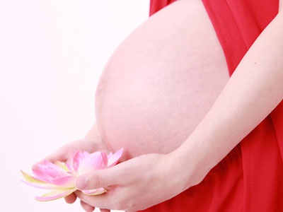 产后妊娠纹发痒怎么可以缓解,产后肚子上的妊娠纹长红点特别痒