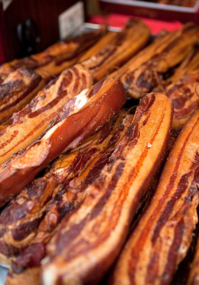 泡药水、防腐剂、机器烘?网上廉价的“烟熏腊肉”,你还想吃吗?