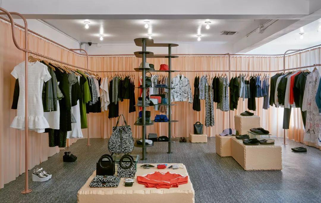 安踏潮湃,安踏火爆携款