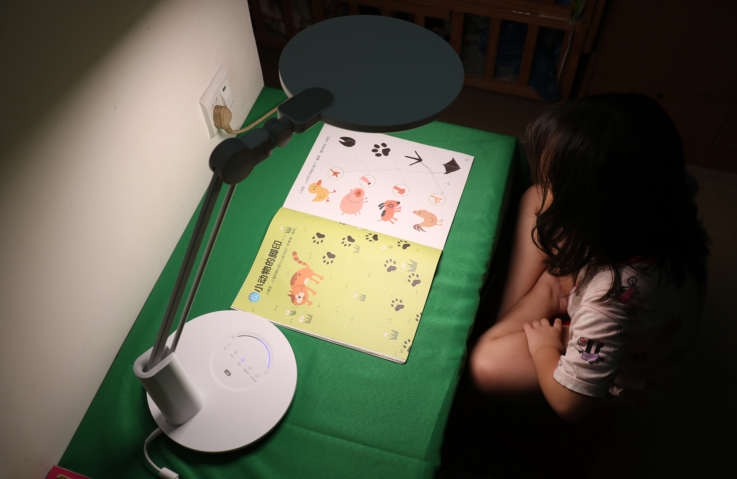 儿童智能学习护眼灯评测,自然光全光谱护眼灯