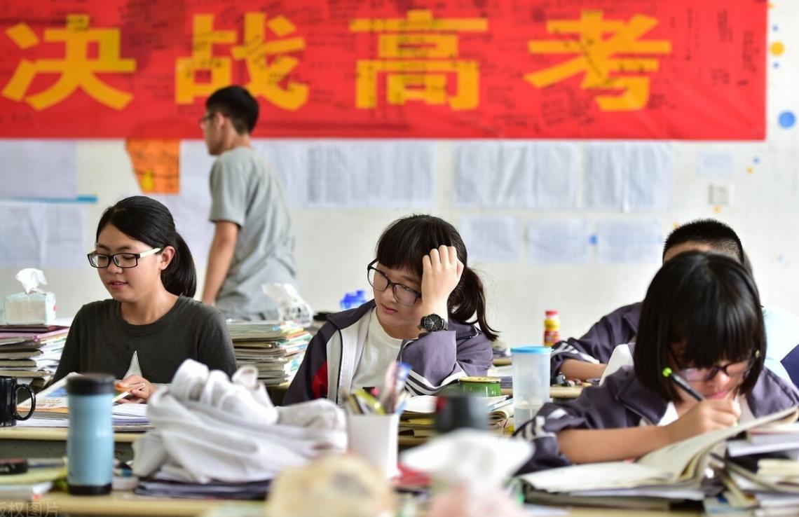 参加高考上大专和单招应该选哪个,走单招好还是参加高考考大专好