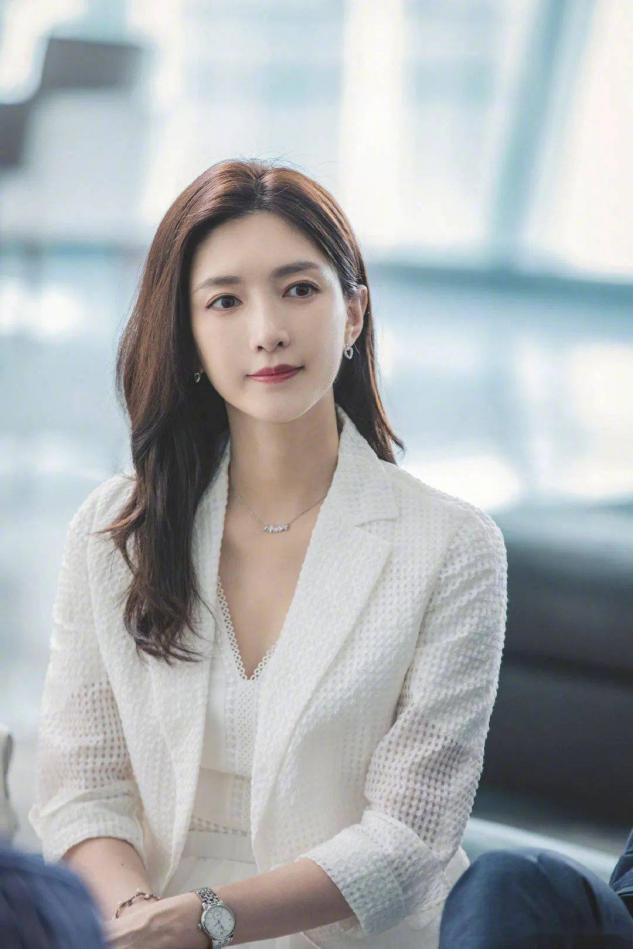 显脸小的半扎披肩发型,大脸女生适合扎怎样的半披发