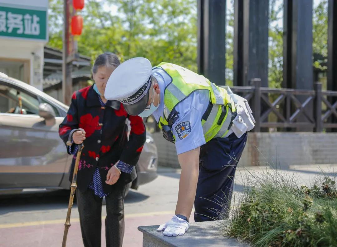 孕妇车祸昏迷民警紧急救援,孕妇车祸消防员营救