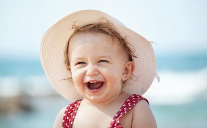 夏季阳光毒辣，宝宝娇嫩皮肤容易晒伤？家长记住4招，宝宝不难受