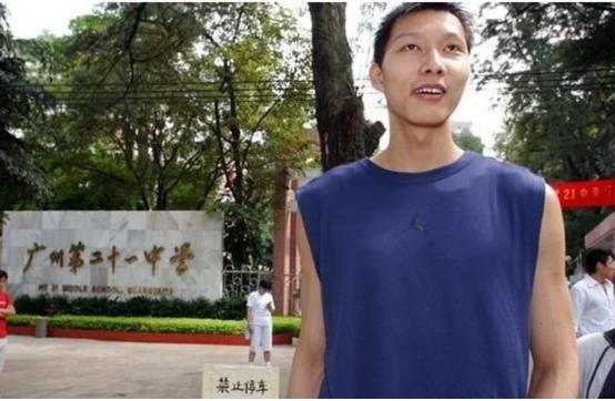 易建联高考第一人交卷,易建联考试不带笔