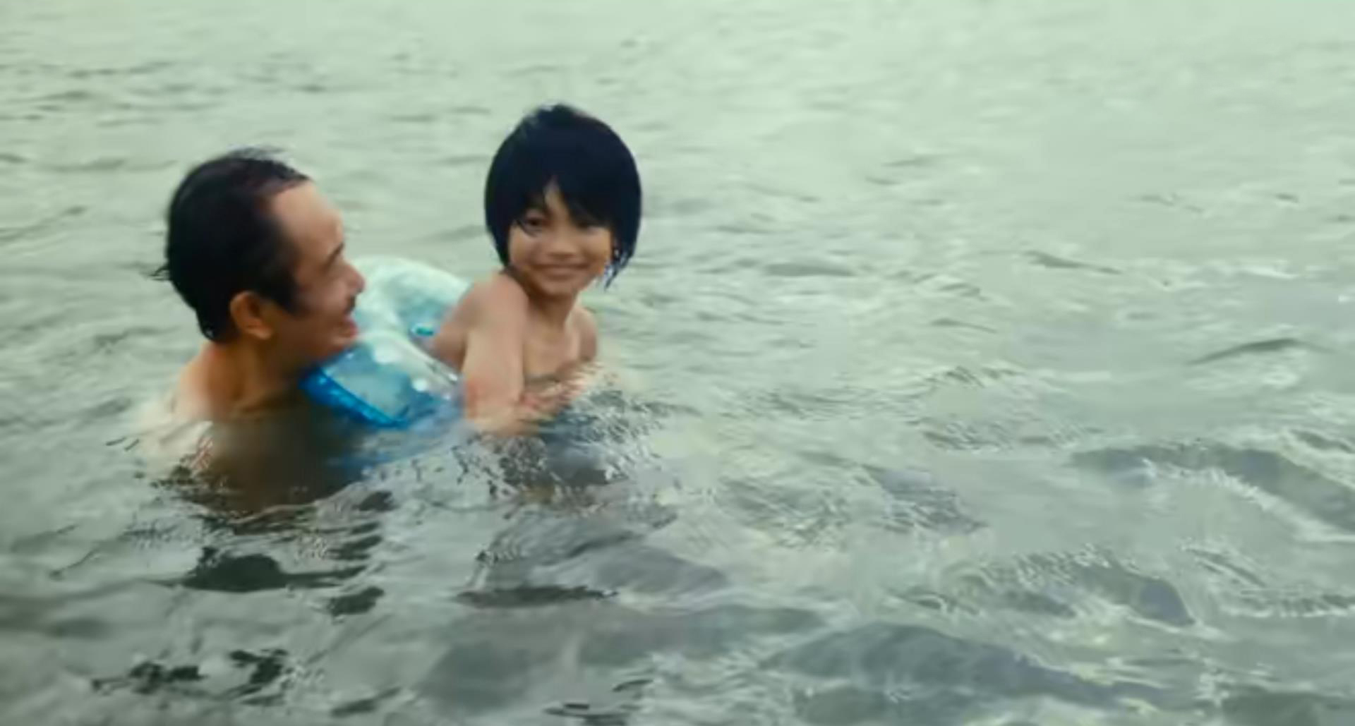 带儿子去河边游泳,带小孩去游泳要看好孩子