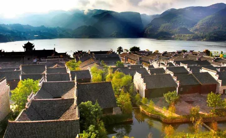 比光雾山还红，比金川彩林还晚，中国顶级的红叶盛宴正当时！