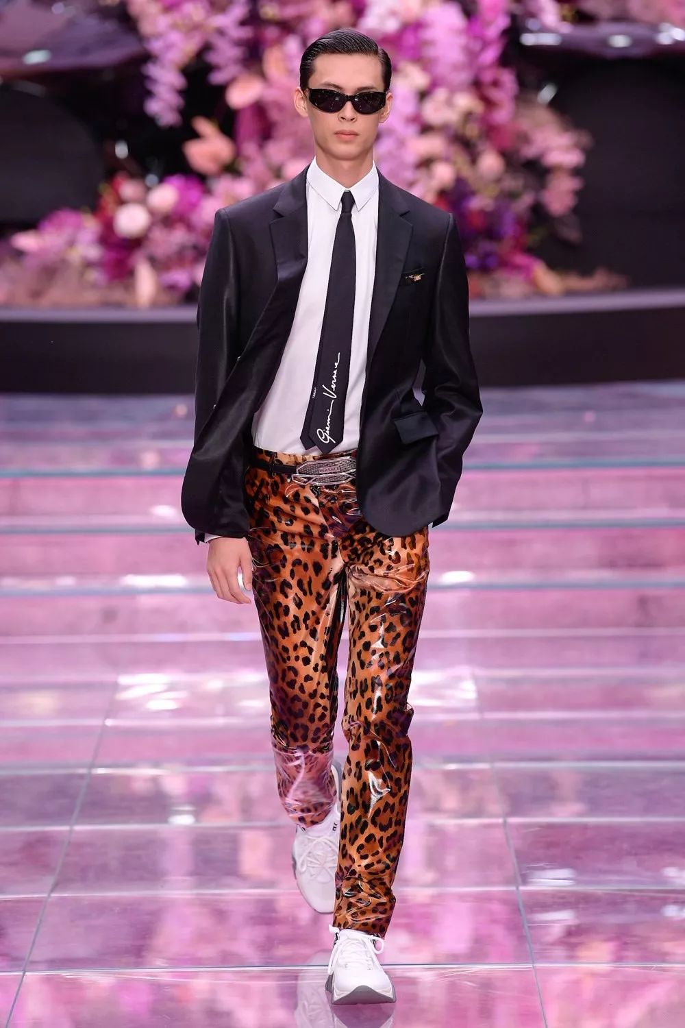 范思哲2018米兰春夏男装大秀,范思哲创意总监donatellaversace