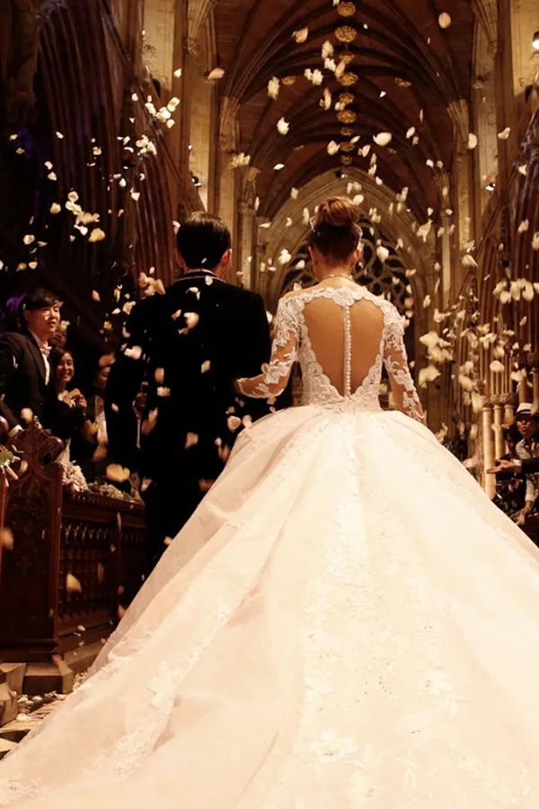 从希尔顿大小姐到舒淇，最美的婚纱从不只有一种模样