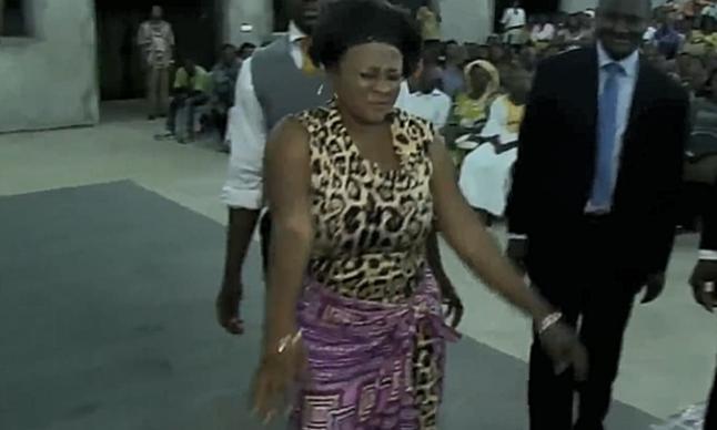 非洲牧师给穷人疯狂*脑洗**，几分钟就赚两万块，穷人激动得浑身抽搐