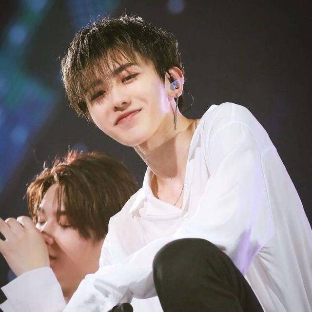 林允发一张周洁琼健身的照片,林允周洁琼同框明星视角真实身高