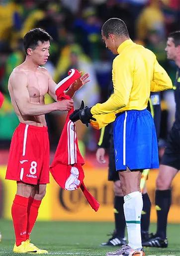 c罗和梅西交换球衣了吗,哈兰德扔球衣梅西