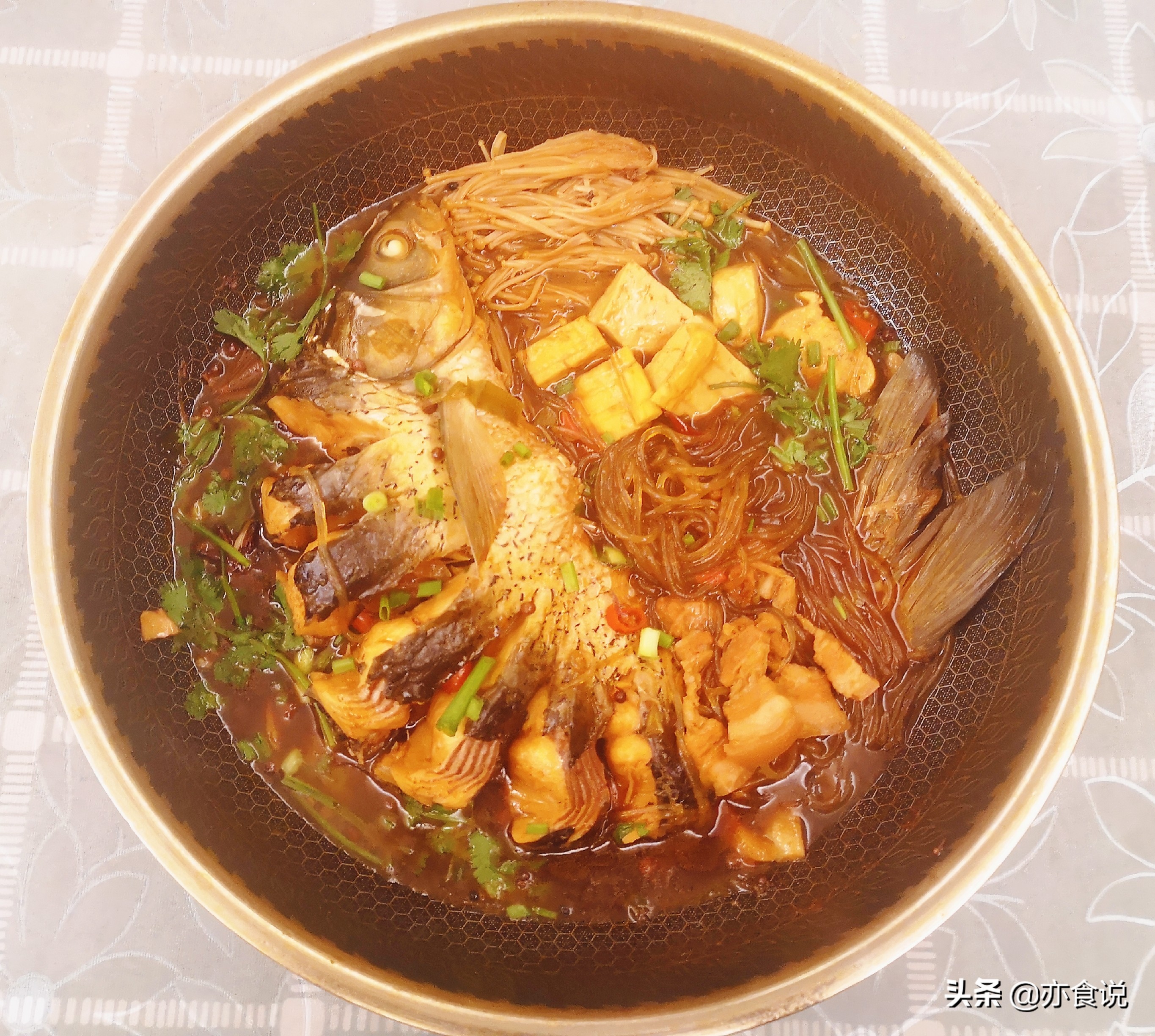 炖鱼家常做法草鱼不腥,东北铁锅炖鱼草鱼最正宗的做法