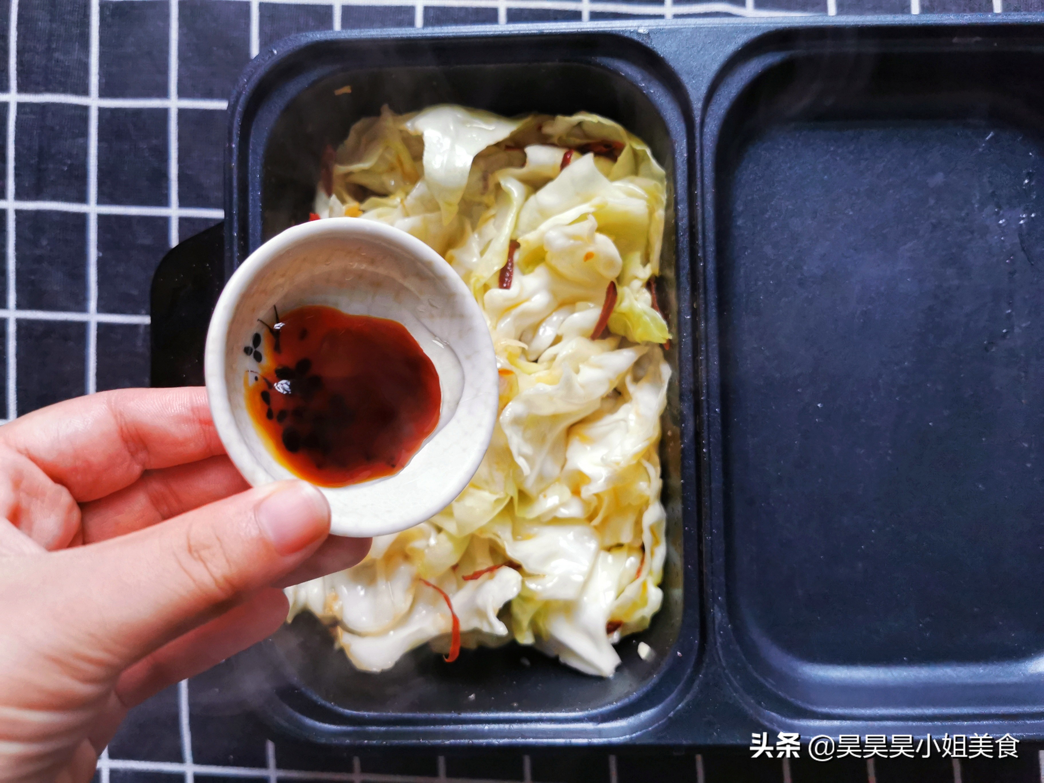 包菜这样炒，掌握这一步，口感脆嫩，10分钟搞定晚饭