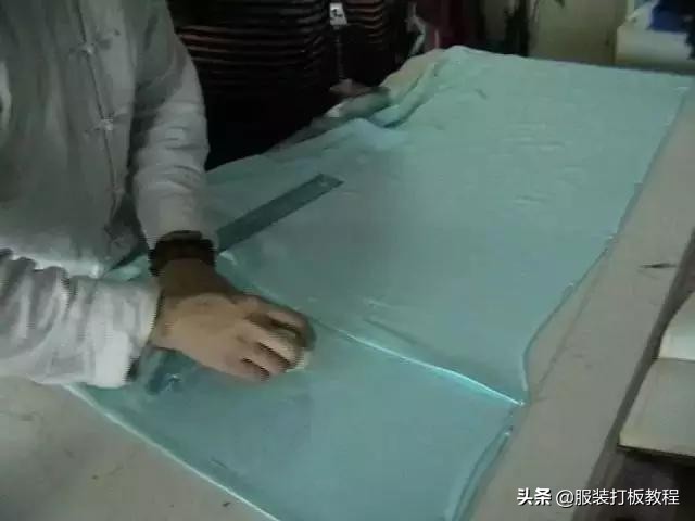 女童旗袍裁剪教程图解按厘米来算,古老连肩袖旗袍最简易裁剪图解