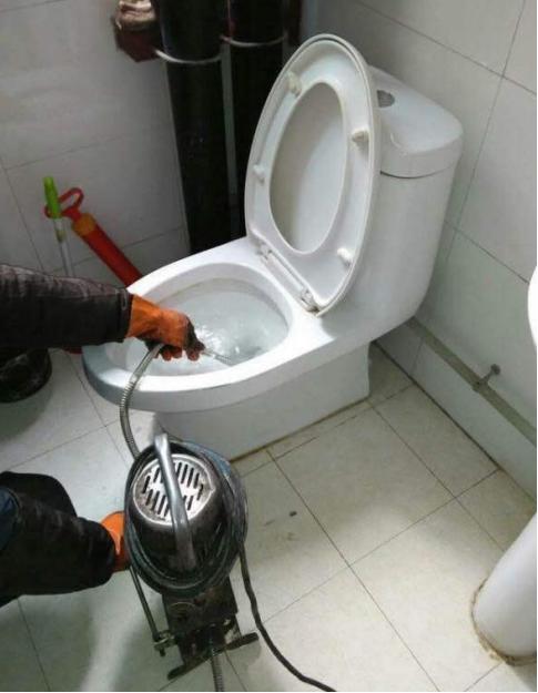 家里排水漏水找谁,厨房管道堵塞漏水怎么办