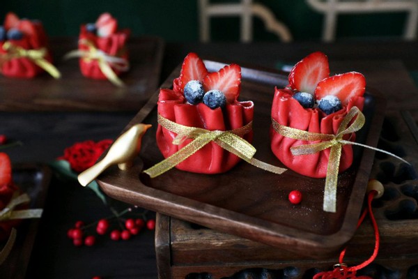 过年教大家制作草莓福袋,颜值高寓意好,孩子的最爱