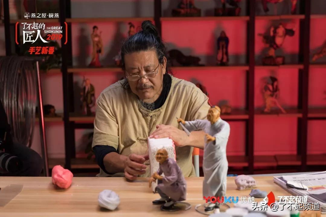 他从珠宝首饰到美容美发样样精通，只为做好一块蛋糕