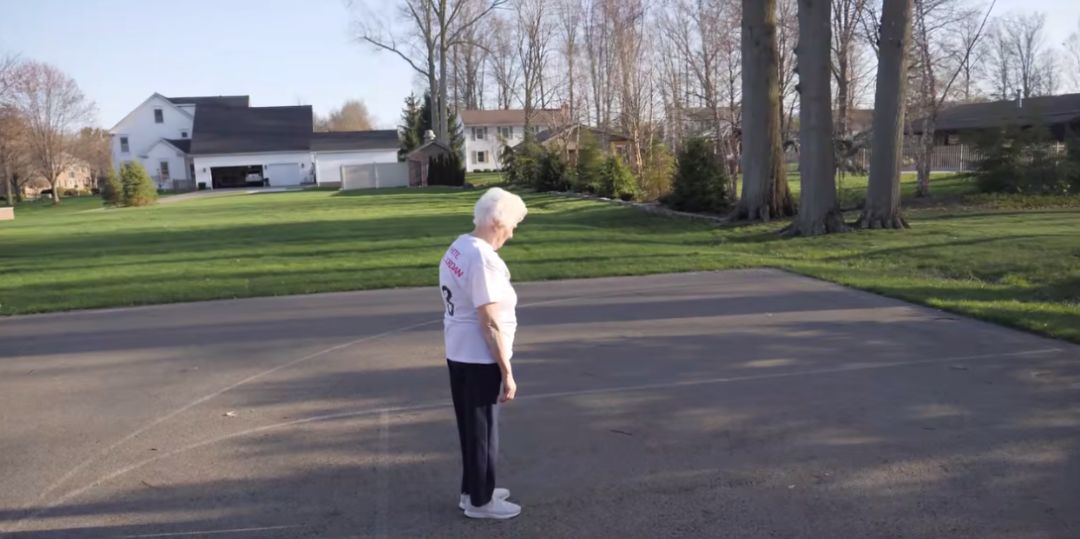 93岁奶奶恶搞27岁孙子，一夜爆红！1300万网友围观：奶奶太坑了