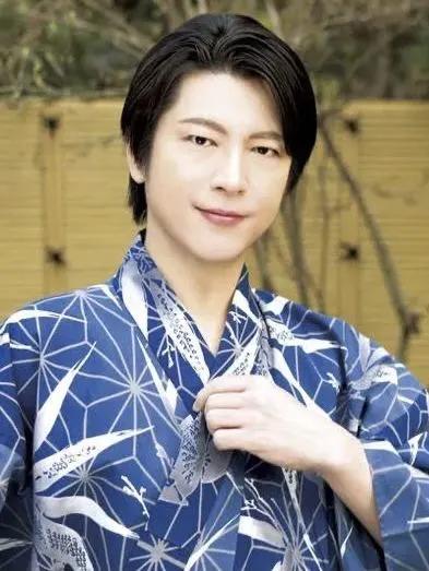 哪个男星演的狐狸精好看,长得像狐狸精的男明星