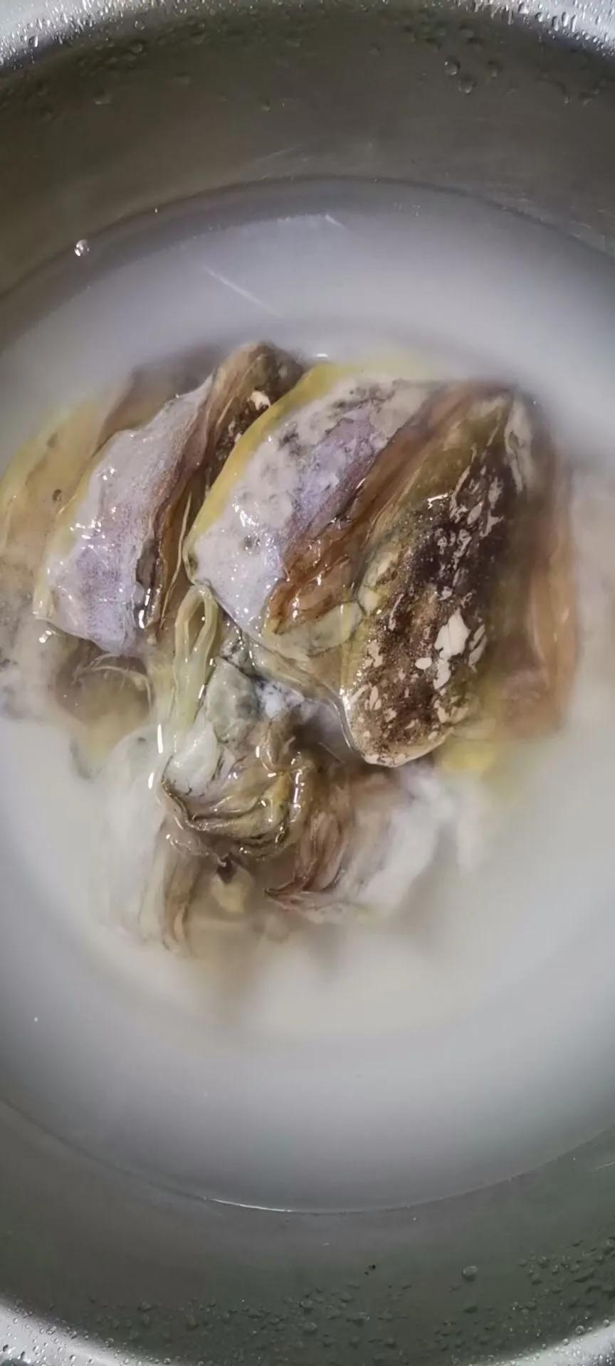 墨鱼干煲汤墨鱼骨要去掉吗,墨鱼干怎么吃和什么煲汤最好