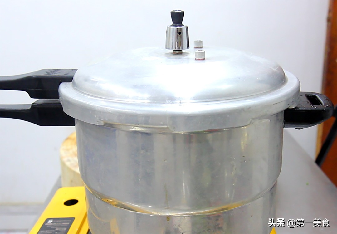 厨师长分享土豆炖牛腩的做法,大厨土豆牛腩炖得很烂秘诀